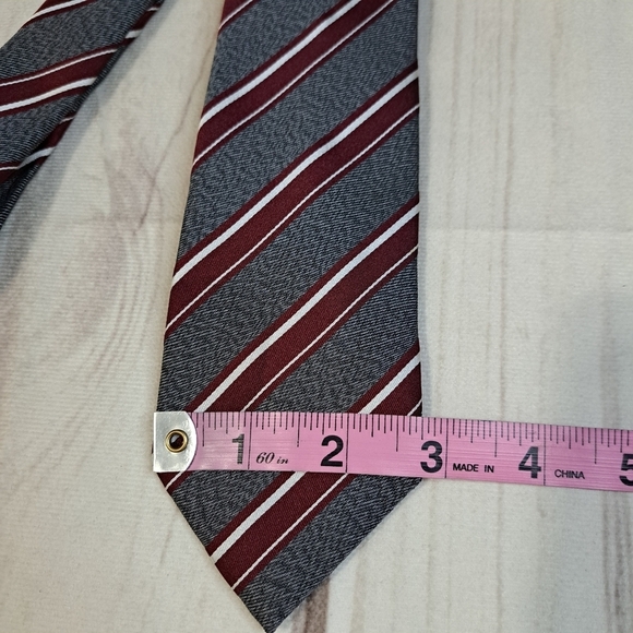 Banana Republic Gray and Red Classic SILK Tie - Picture 5 of 9